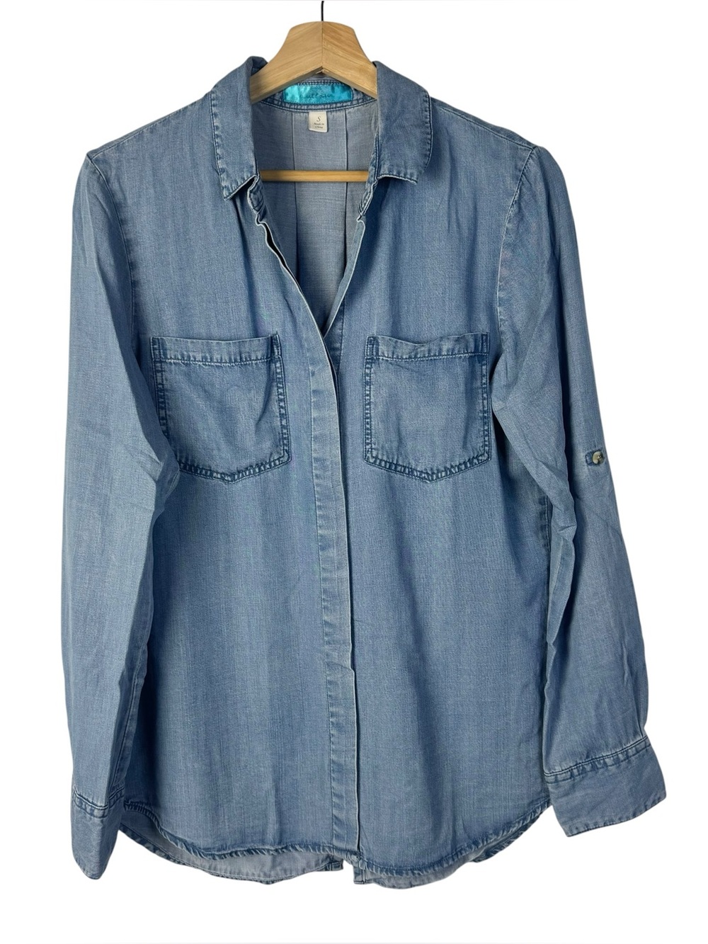 Buttons Light Blue Chambray Long Sleeve Button Down S